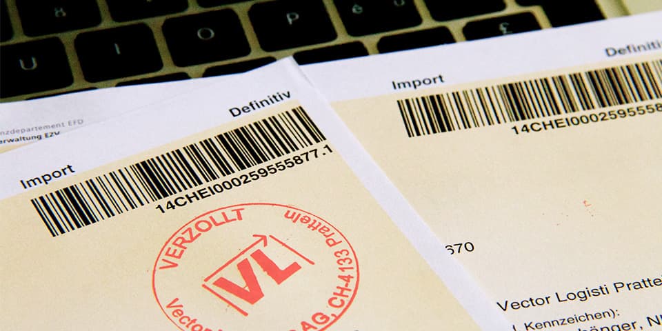 Zolldokument mit Stempel - Professionelle Verzollung Vector Logistics